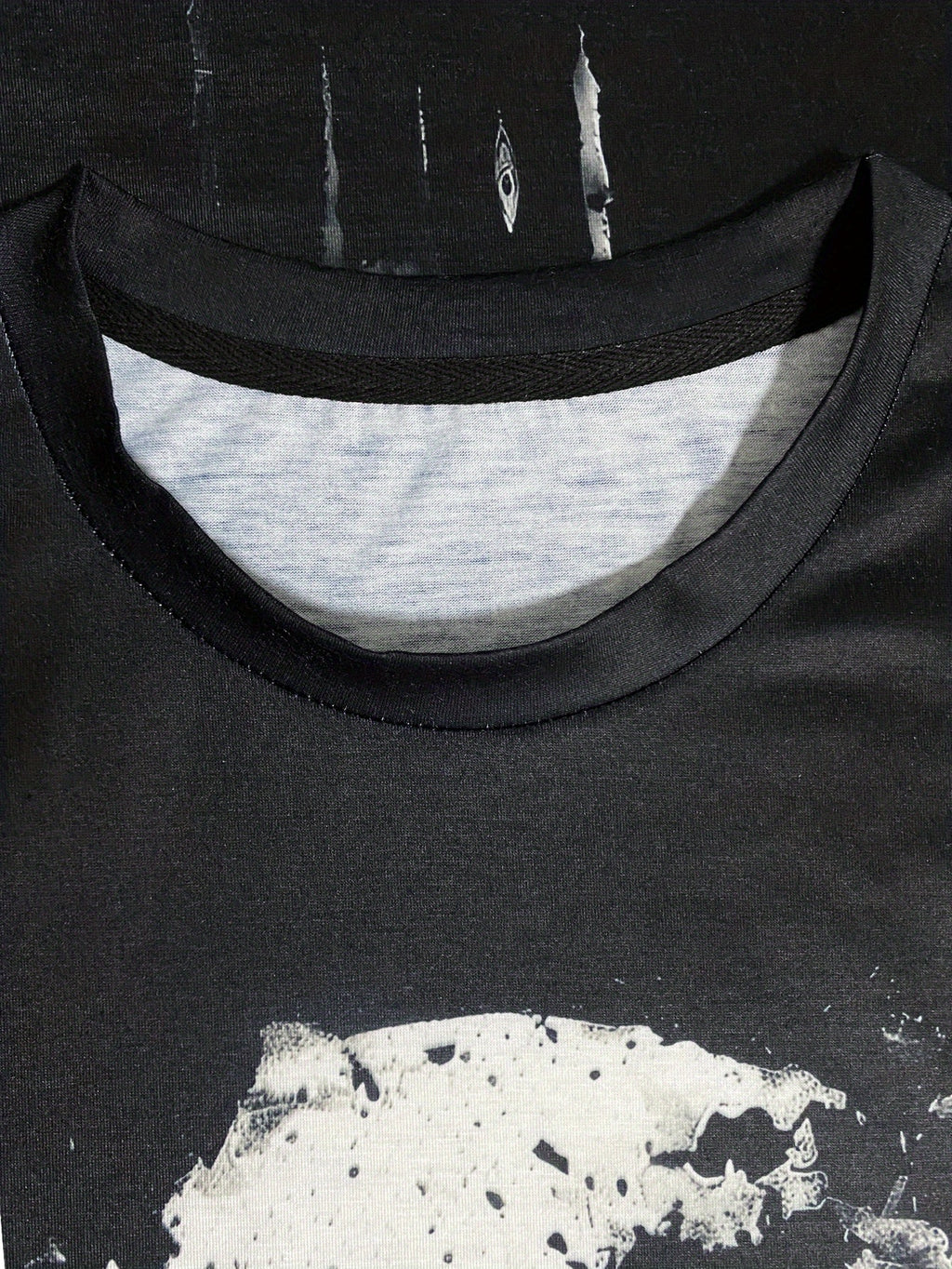 Featuring A 3D Digital Shattered Skull Pattern And A Round Neck Short Sleeved T-shirt